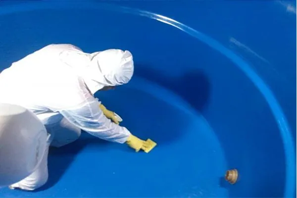 Técnico realizando limpeza de caixa d'água