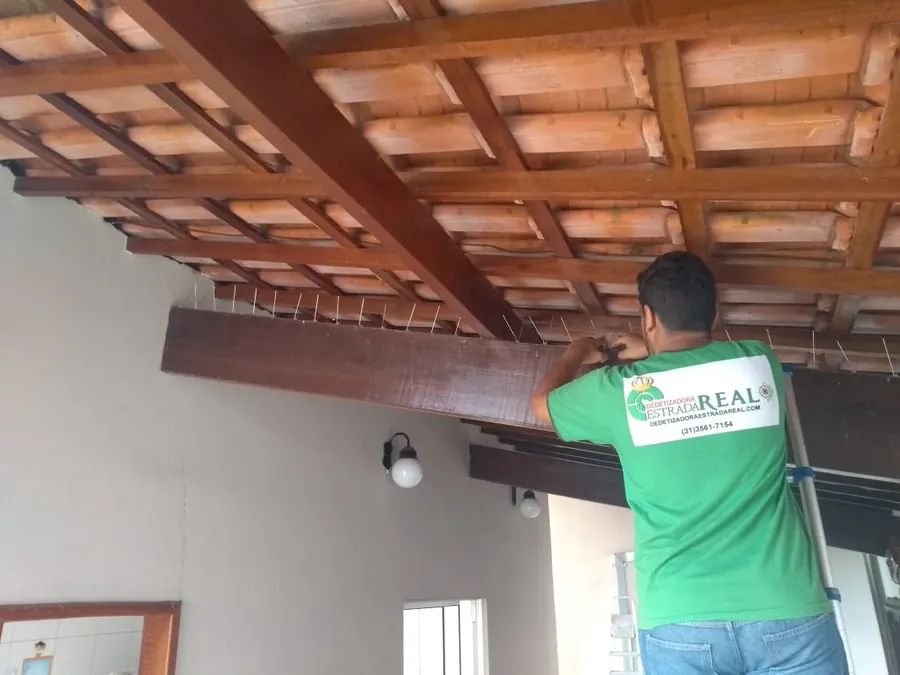 Técnico da Estrada Real uniformizado em atendimento