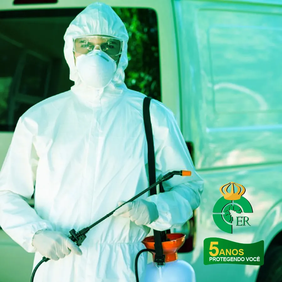 Técnico da Estrada Real com macacão e equipamento de proteção